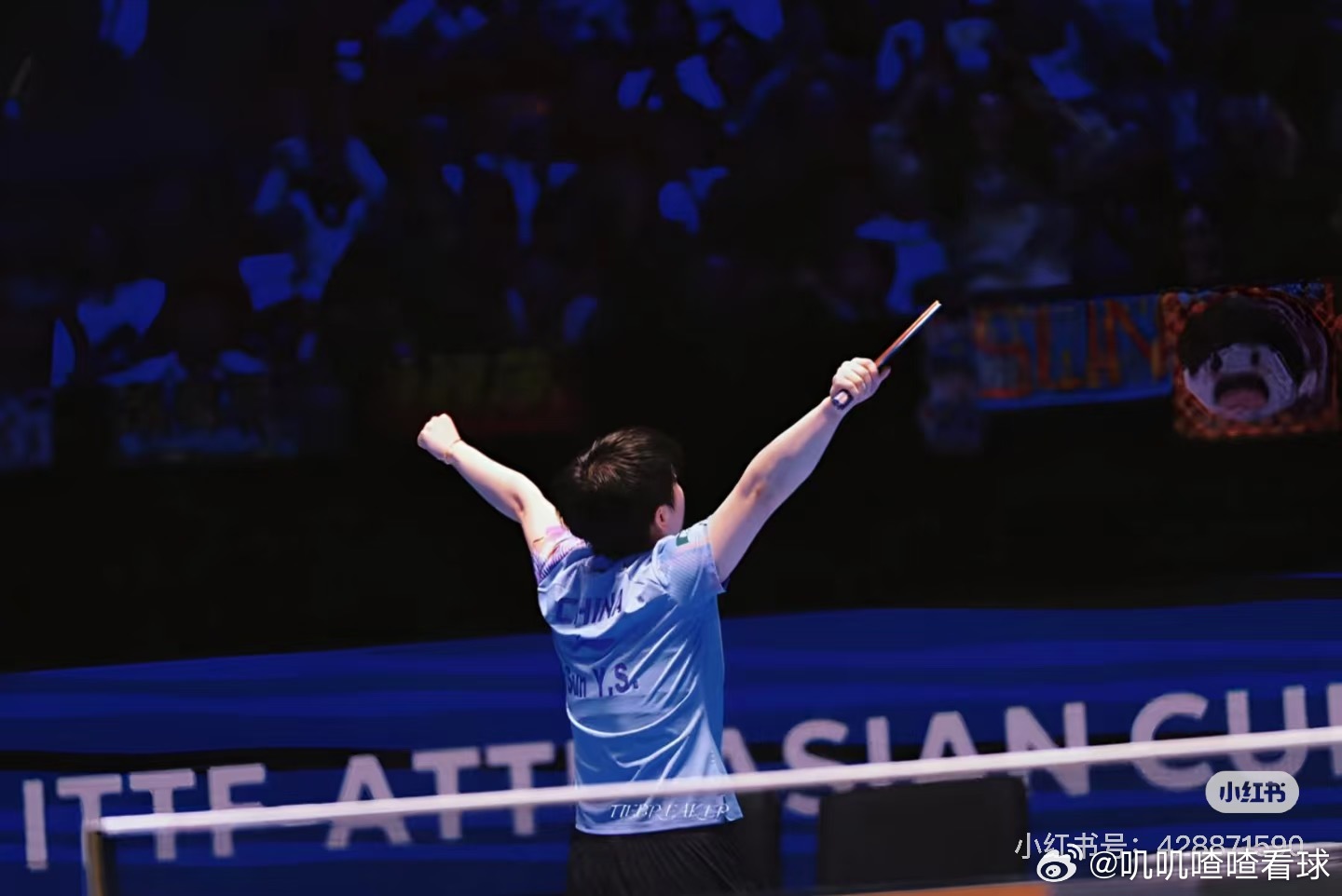 孙颖莎诠释独立女性力量！当最后一拍正手，击破内心的桎梏，冲出新生的希望，你高举双