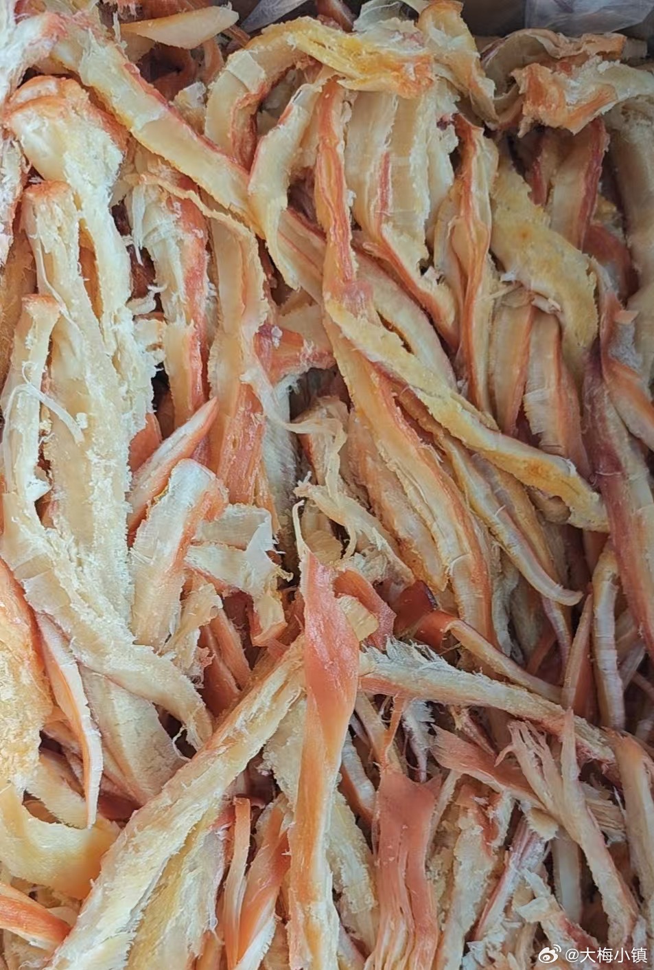 终于等来奶香鱿鱼条了，馋了好久了原料新鲜，做出来的鱿鱼条非常有韧性，越嚼越香😋
