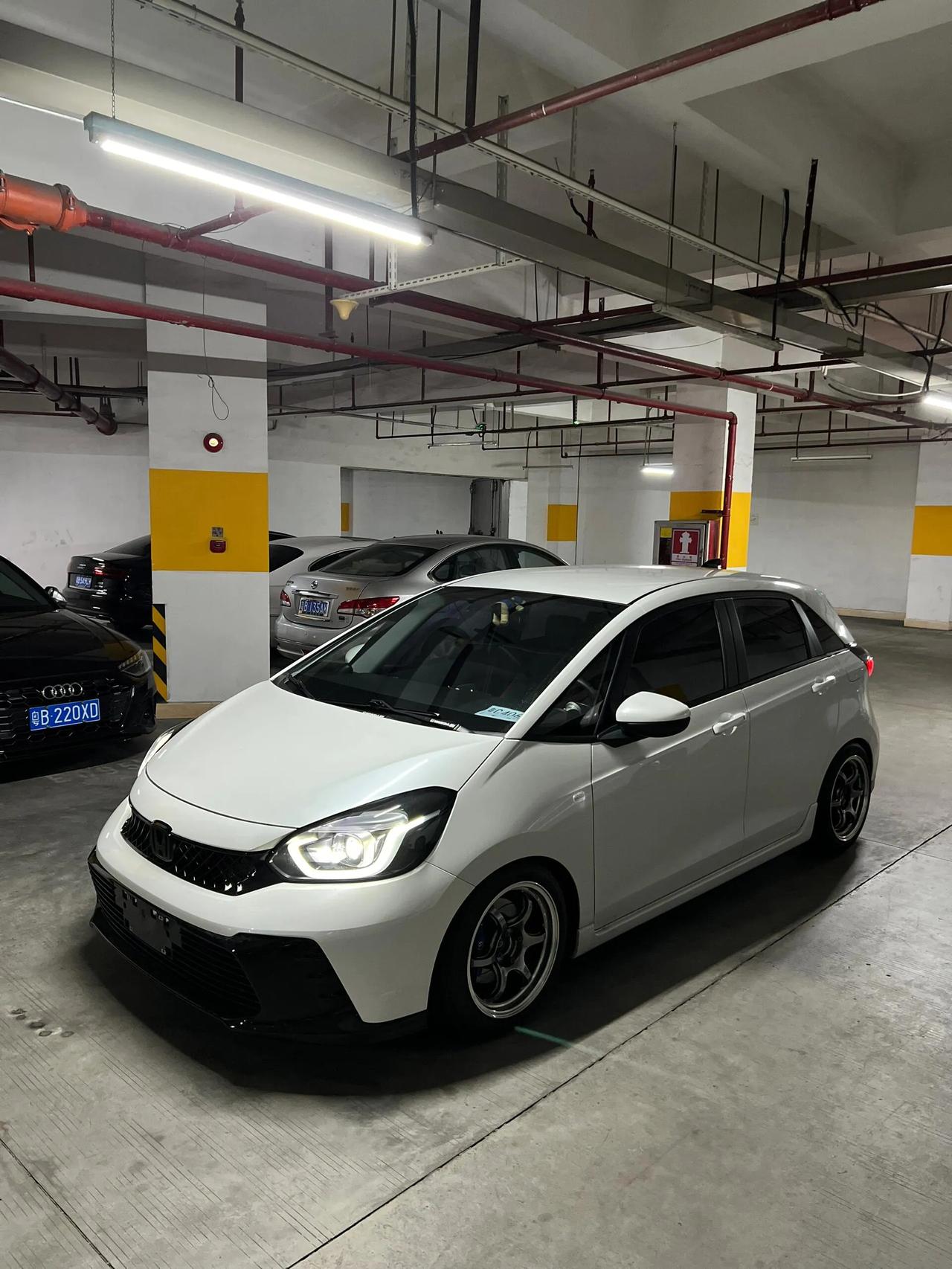 不知道大家发现没有，街上真的没见过几台新飞度了

以前路上很多，那些年没啥像样的