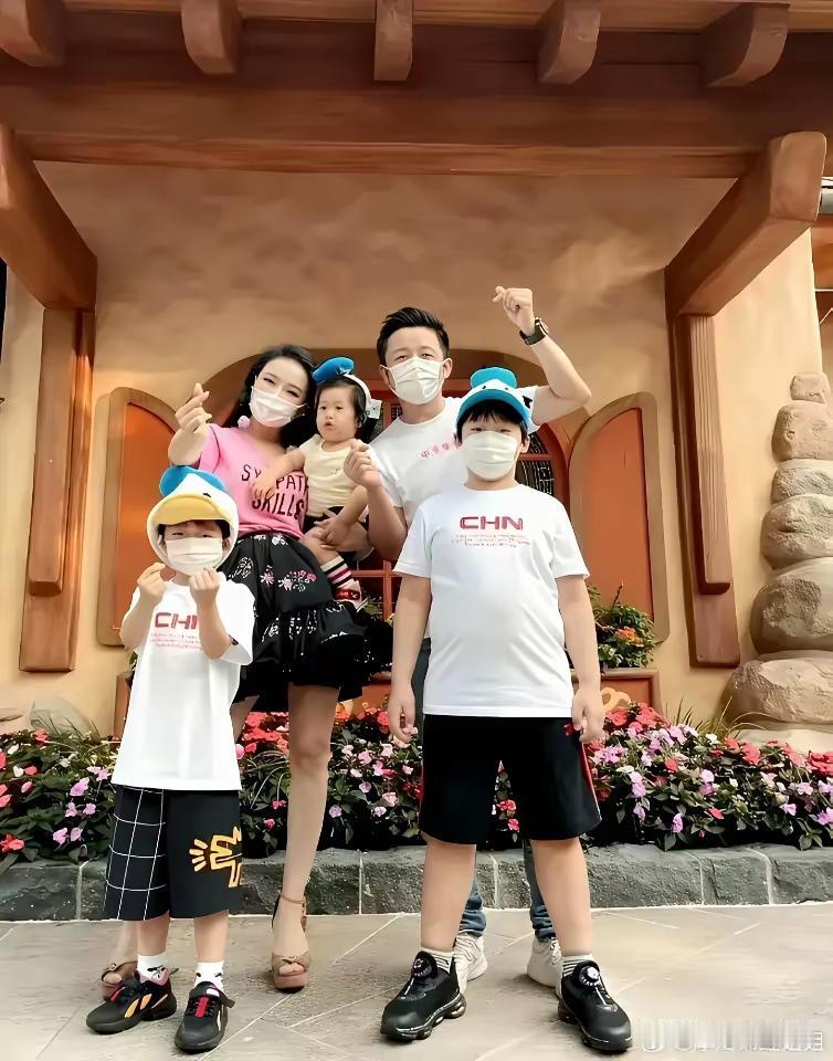 拳王的妻子开拳击馆，听起来就很不错


拳王邹市明娶了个好妻子，不仅会生孩子（三