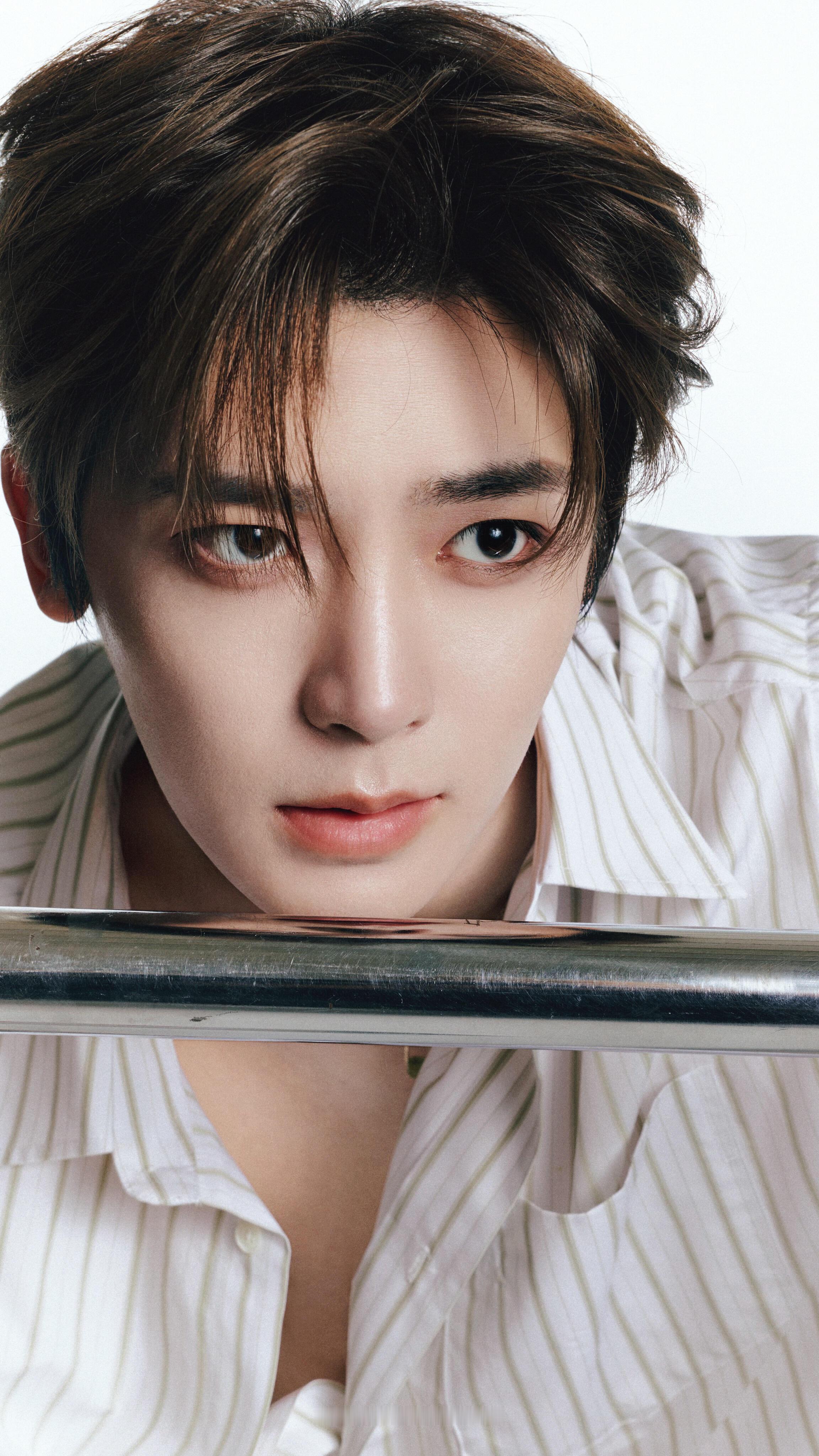 侯明昊生图好抗打侯明昊生图太能打了！卷发墨镜帅得不像话，五官立体还隐约看到胸肌，