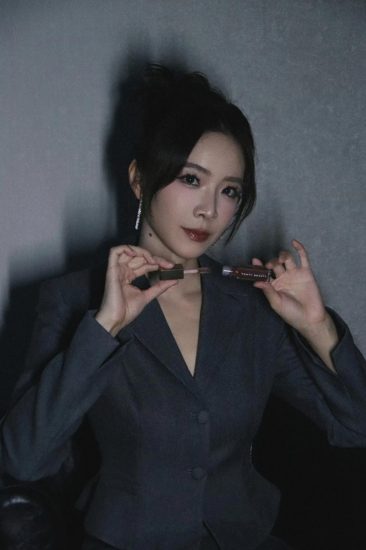 93年的她，生于江南省份江西！有着南方姑娘的温婉柔美。娇小玲珑！都说女孩是水做的