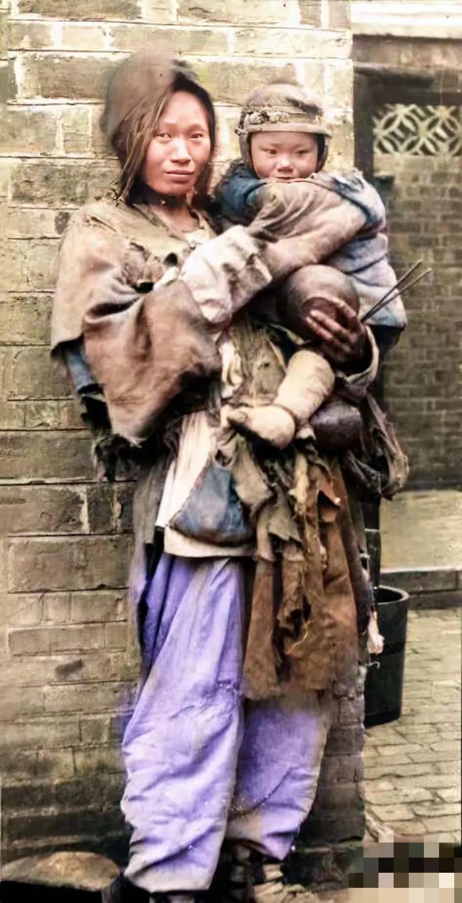 1912年，美国人施塔福镜头里的女乞丐（照片后经修复着色），令人深切感受到旧时代