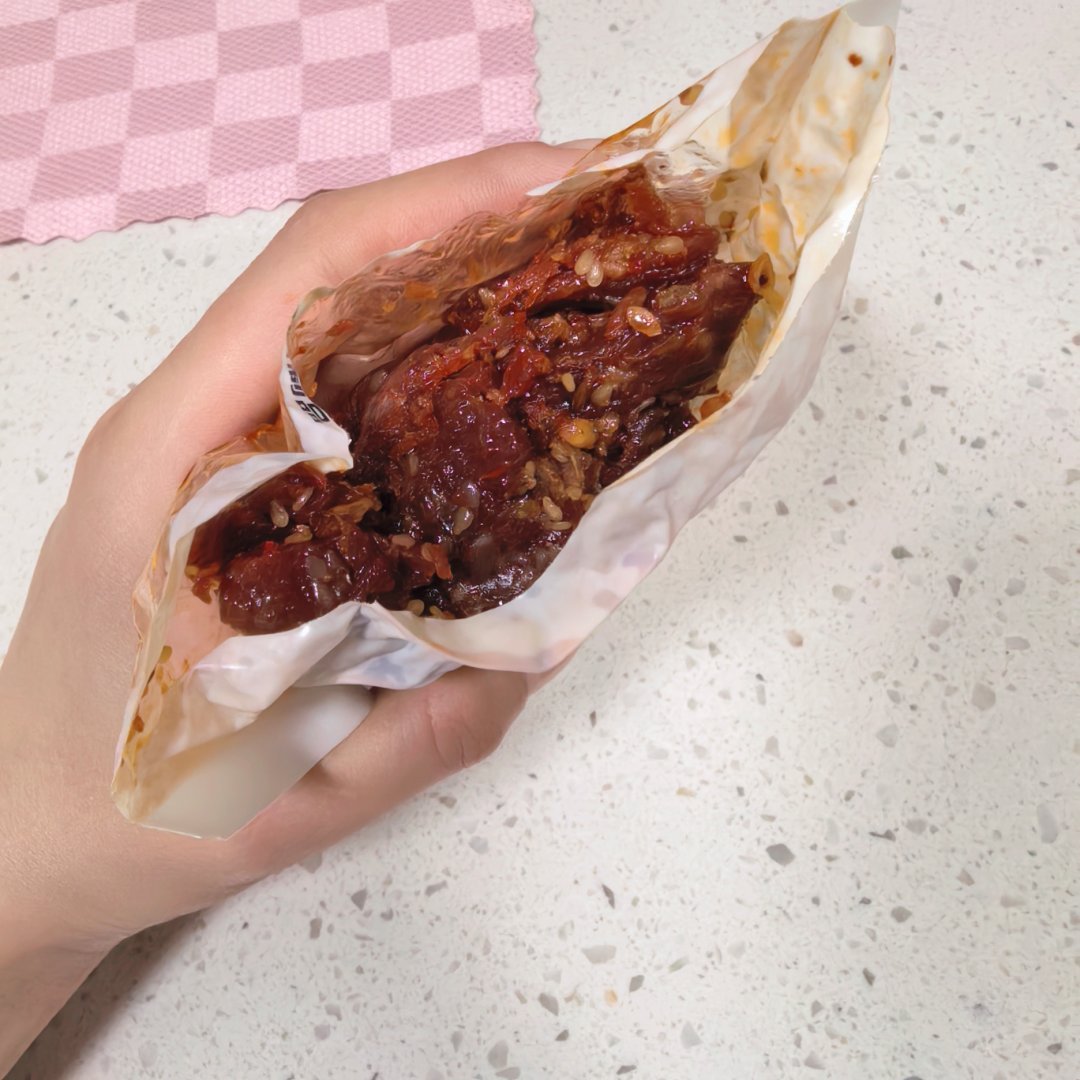都三十多集了还在这拧巴呢看烦了想弃剧不喜欢甜口的食物但这个甜辣牛肉干还挺好吃的 