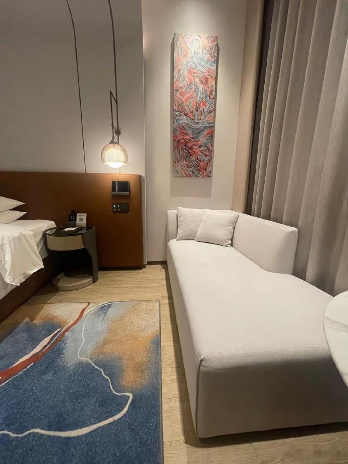 出差住酒店，一看到房间里这种沙发就浑身不自在？现在见了就有心理阴影，你们住酒店会