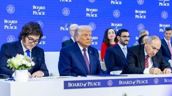 79岁的特朗普生气狂发80条帖子瑞士达沃斯论坛上，是谁让老特的心情，如此糟糕？越