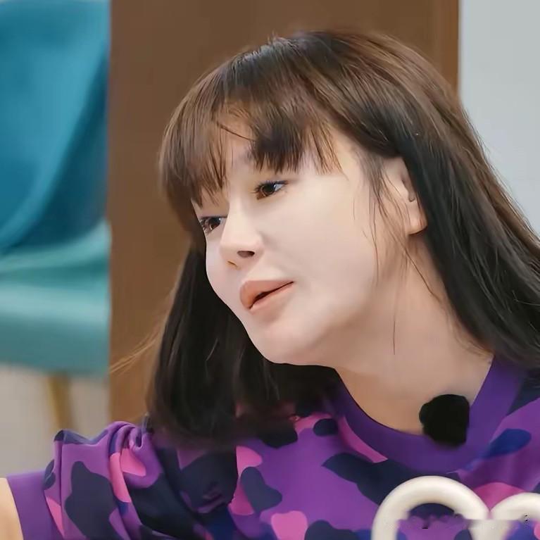 我对门邻居阿姨说
像冉莹颖、邹市明这样的两口子，
你信不信，在现实生活里，
十有