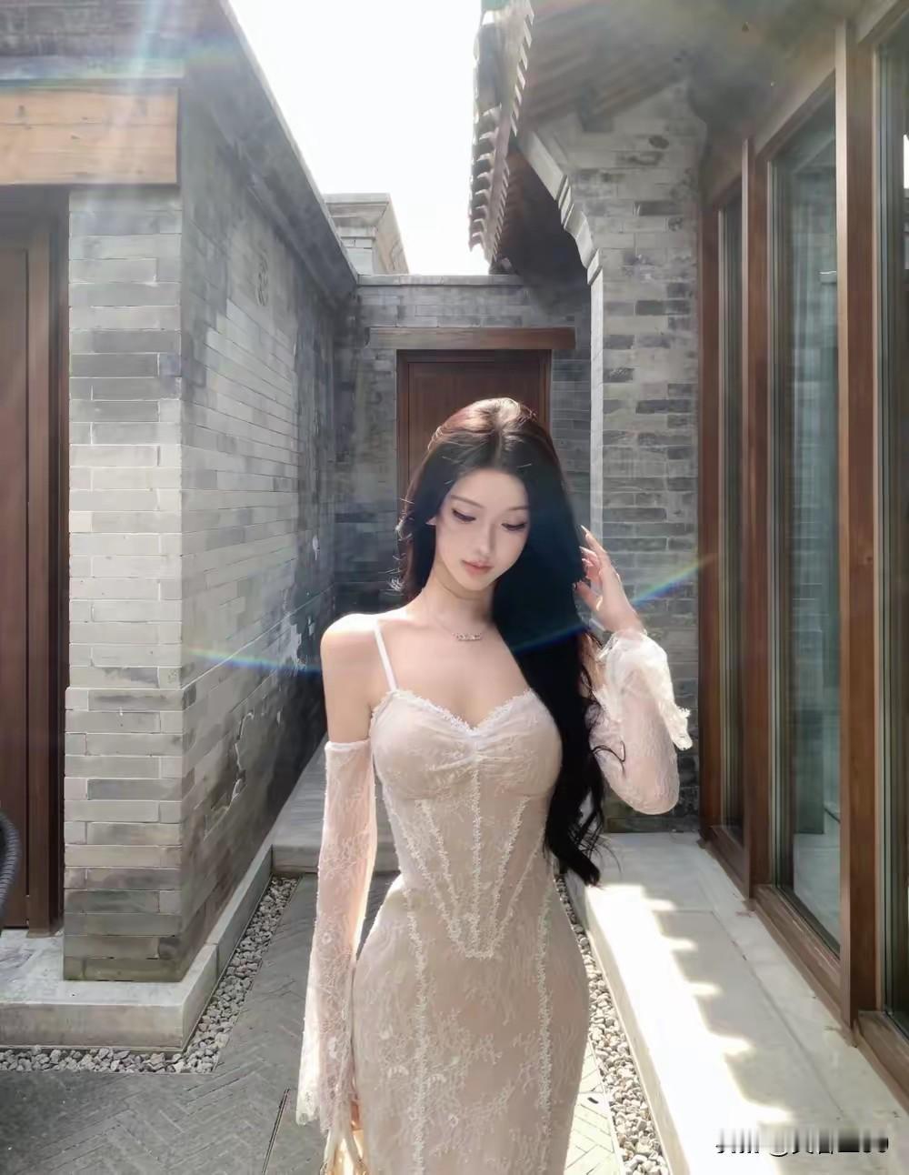 阳光下的美眉妖娆且妩媚，看一眼都会让人魂不守舍！