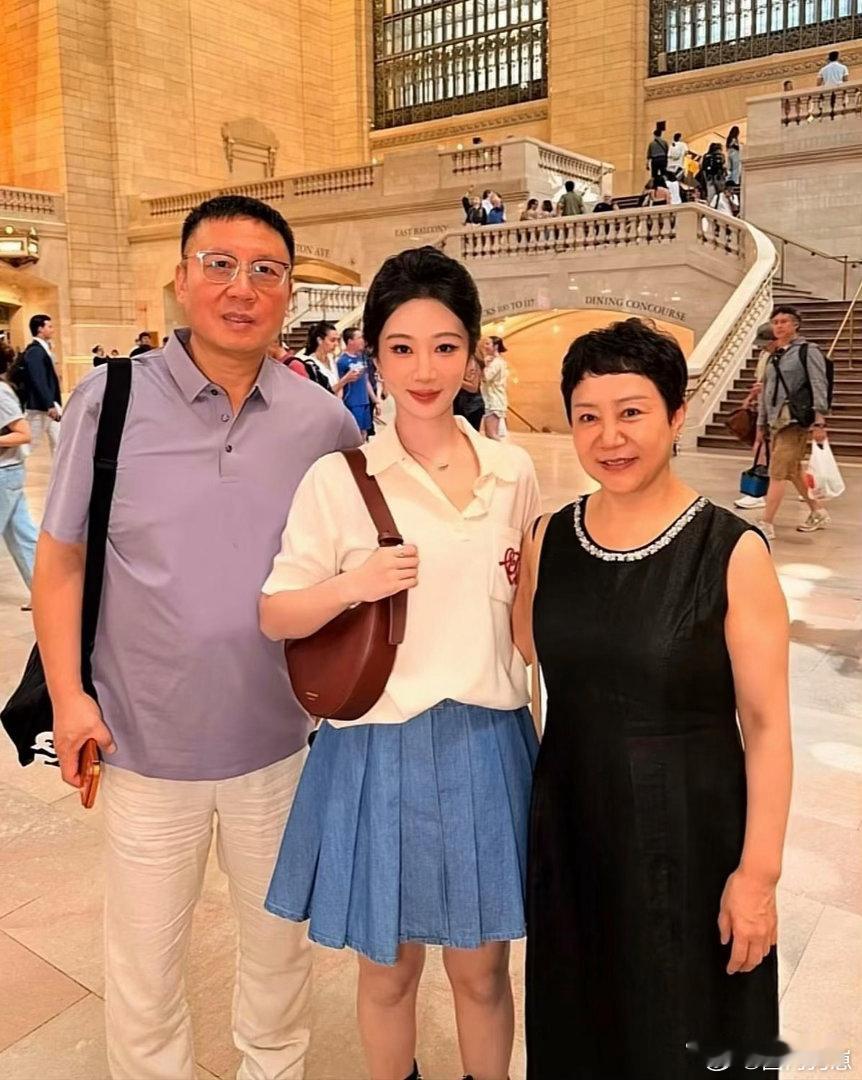 34岁杨紫陪着父母旅游，一家人相处温馨和睦，父母保养得十分年轻，一家三口五官相似