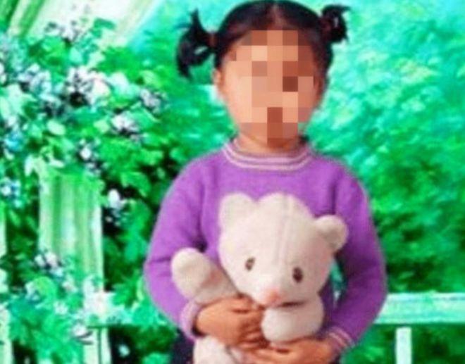 “妈妈，我好饿”。2003年，一位母亲因长期吸毒被抓，无人照料的3岁女童被关在家