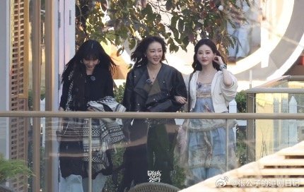 高叶祝绪丹宋妍霏把饭撒当军训这仨姐们儿看见镜头秒切军训模式，饭撒动作整齐到像复制