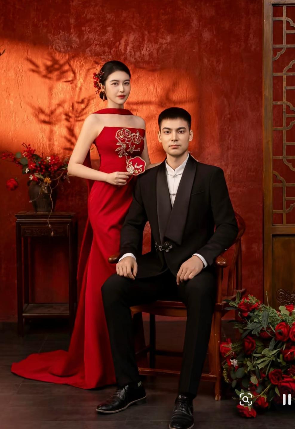 贾明儒在吉林老家举办婚礼，婚车用的是国产品牌车，真是低调不失奢华。

5月22日
