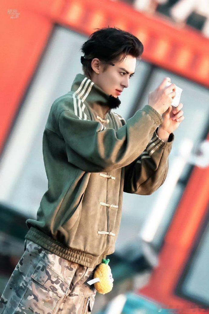 王鹤棣亲爱的客栈谁还没被王鹤棣在亲爱的客栈里的样子圈粉！27 岁把客栈打理得井井