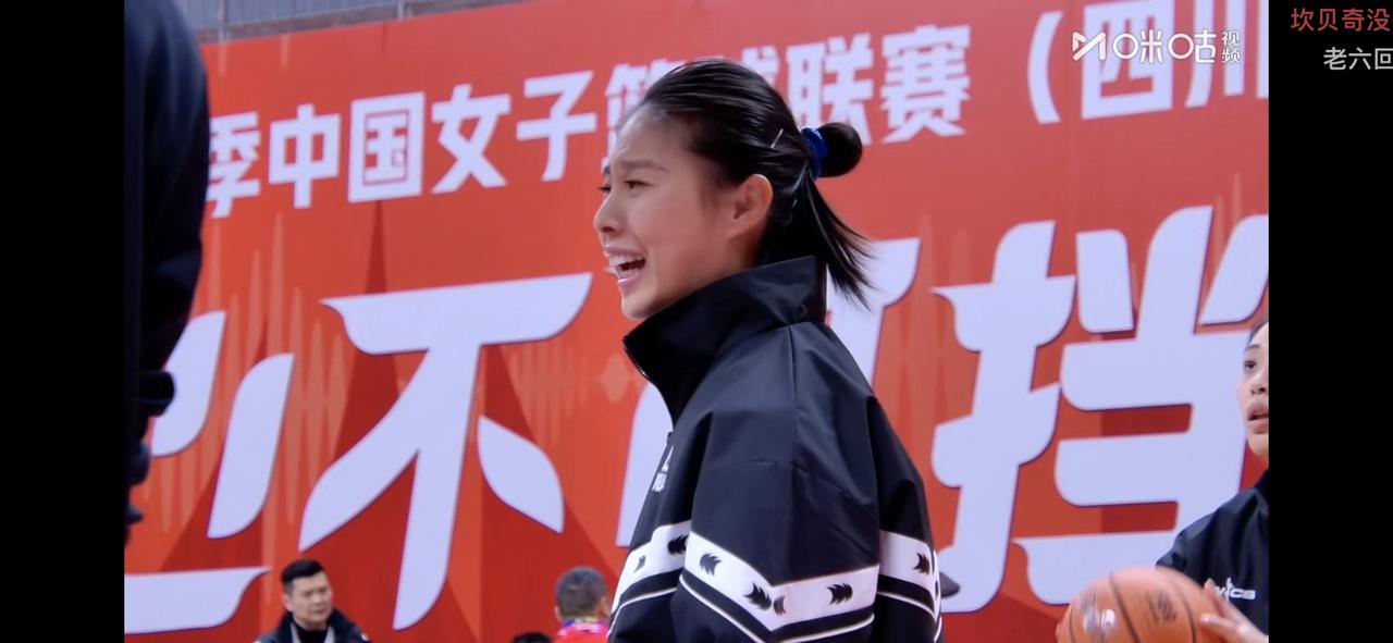 四川女篮王思雨的回归的确作用很明显！
但是上半场还落后9分，比分是35:44
