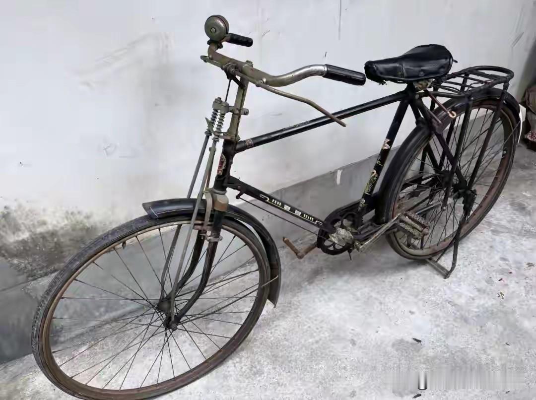 70年代，一辆“凤凰”自行车标价180块。搁今天，也就一顿火锅钱？可您知道那会儿