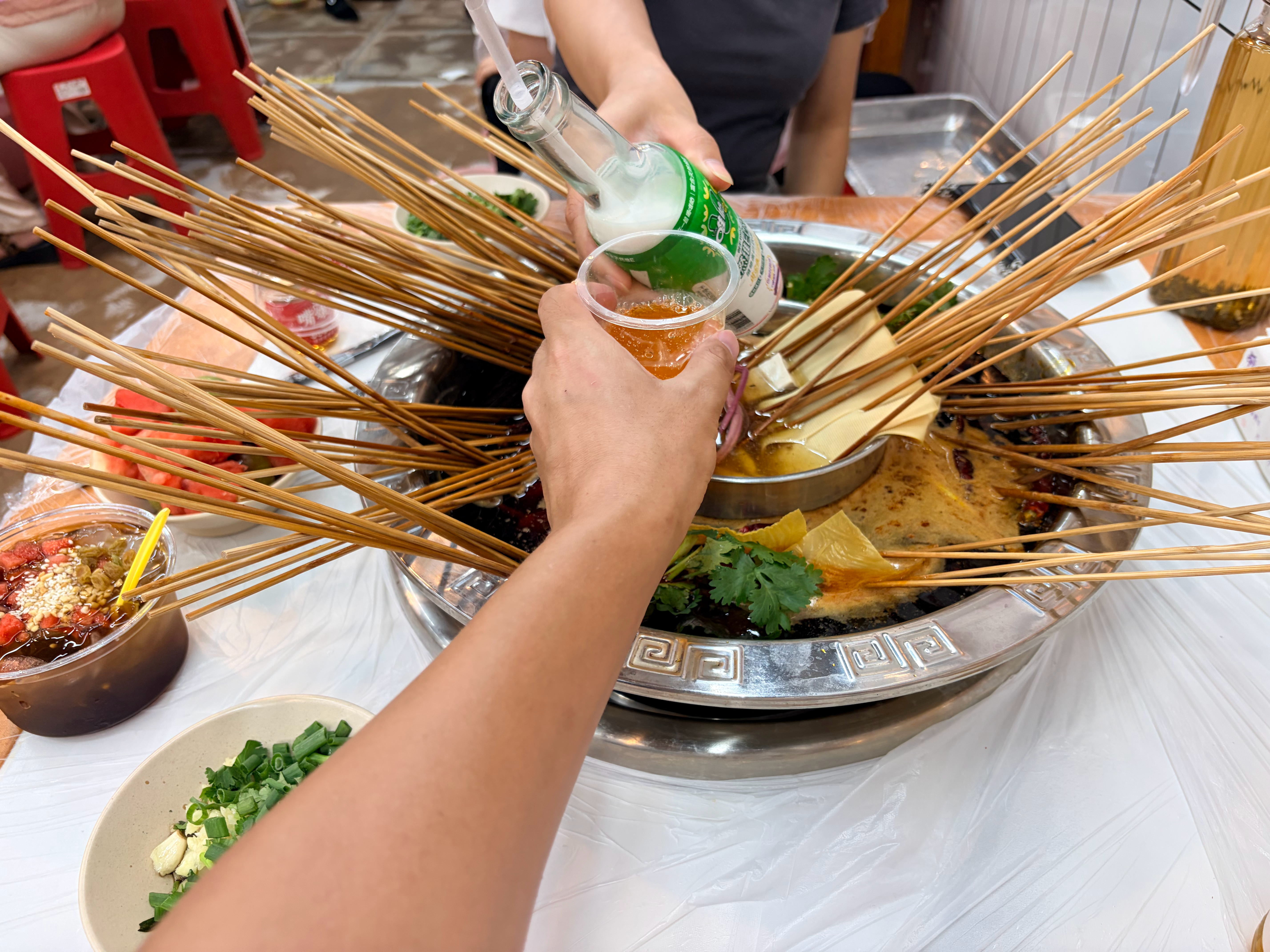 老人孩子不在家，两口子没心思做饭，只能在楼下简单吃点果腹。
