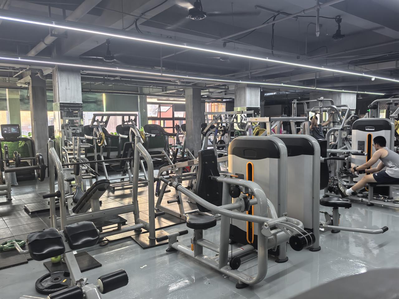 假期过半，我在健身房过。。。[加油]