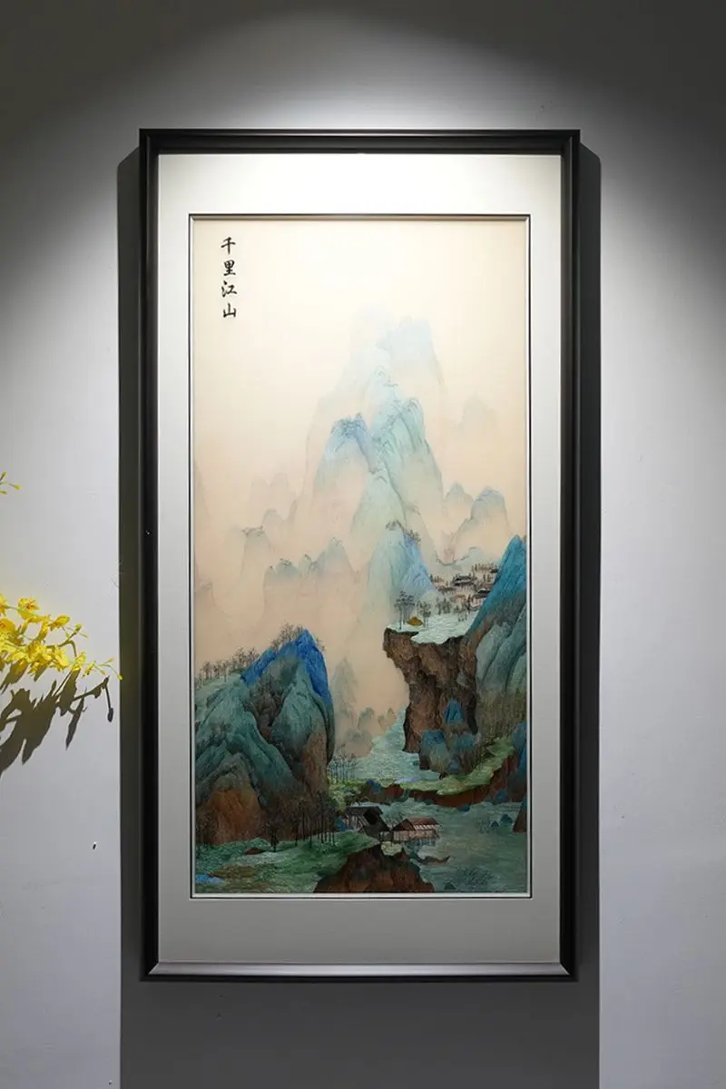 绫间峰峦藏吉运，青山静水万事安 彩丝叠绣青绿峰峦，走线分出远山雾霭、近...