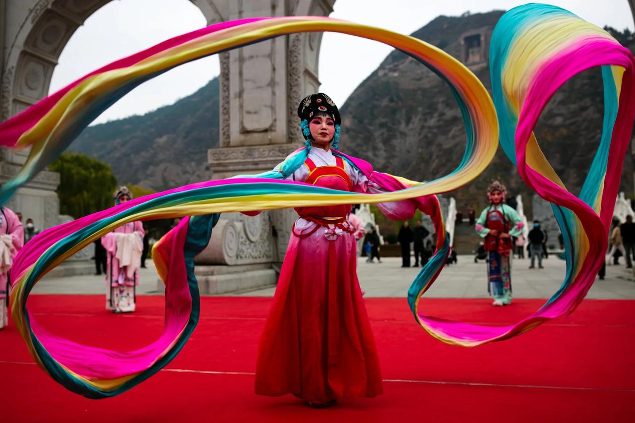 初冬的甘谷大像山，拍到的第一张相片，得意了好几天。不足处就是背景的石头门不太正，