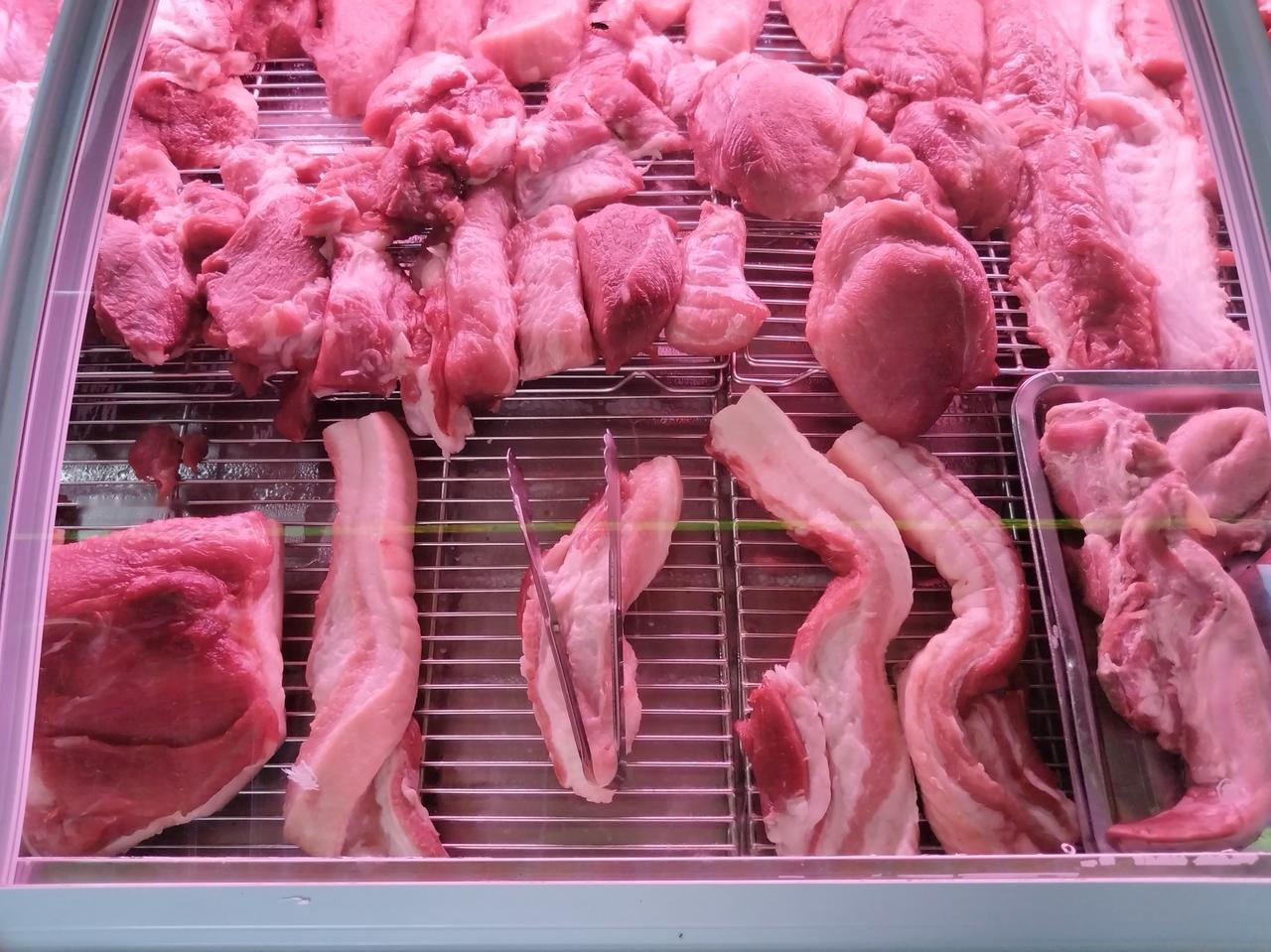 不怪得老板的脸色有点沉，
哇塞！
还有半条猪没卖出去。
一是国庆黄金周有不少人回