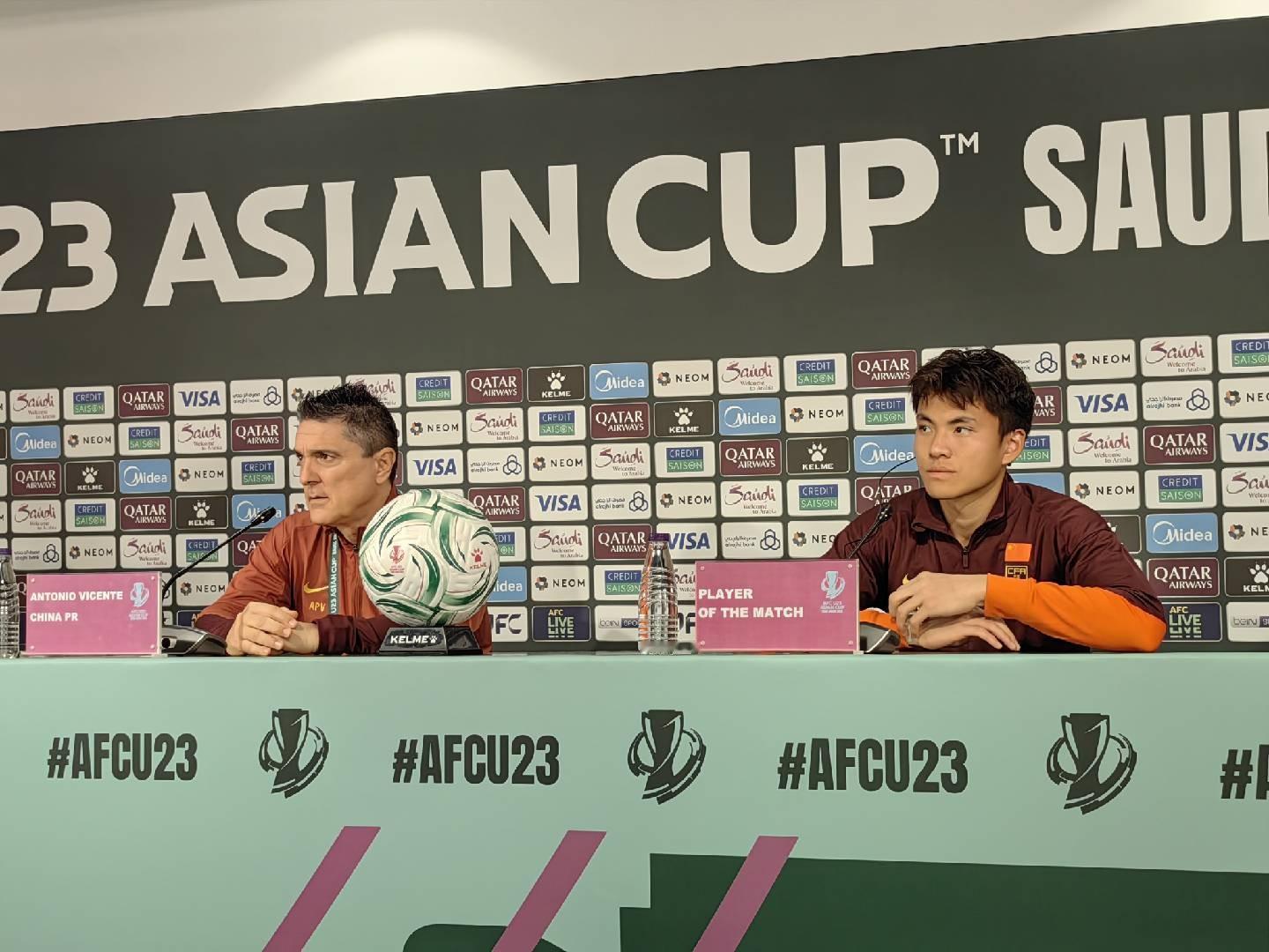 【 他 不 信 】懂球帝记者现场报道，在李昊出席了新闻发布会被问及扑出的点球时的