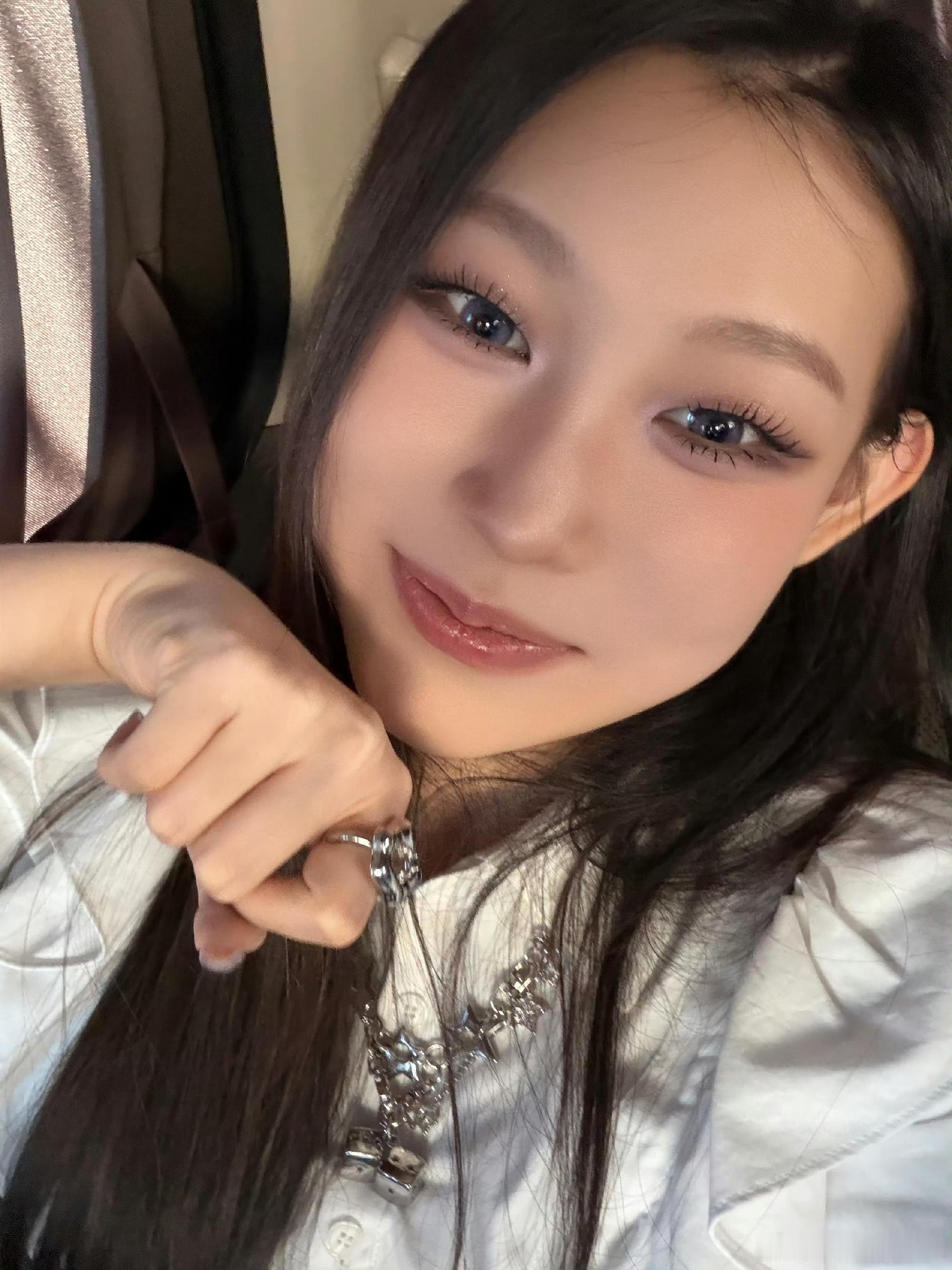 沈佳润晚霞下唱歌沈佳润嗓音好适配就骗我一次沈佳润在落日余晖下唱《就骗我一次》，温