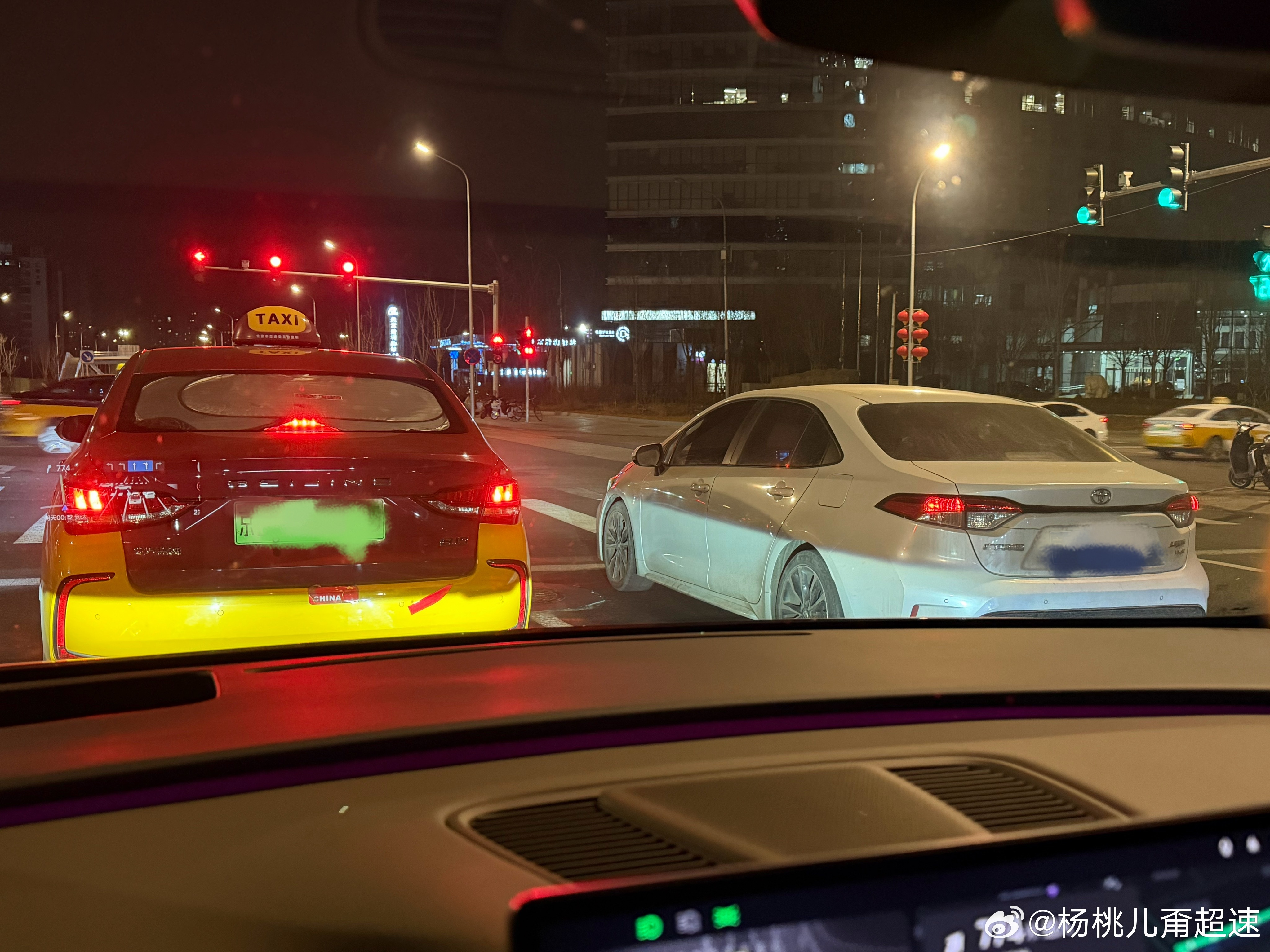 作为路上龟速车代表每次遇到这样的红灯 都只能赌实在是没有任何特征可以分析 纯凭运