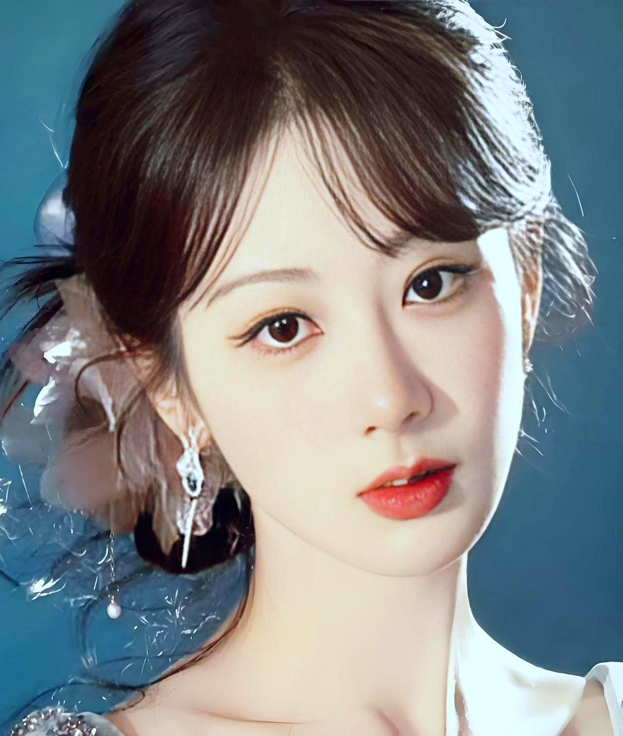 杨紫直播劝人戒色，这句话透着残忍的清醒。
 
镜头前她抛出爱自己的秘诀：少吃多睡