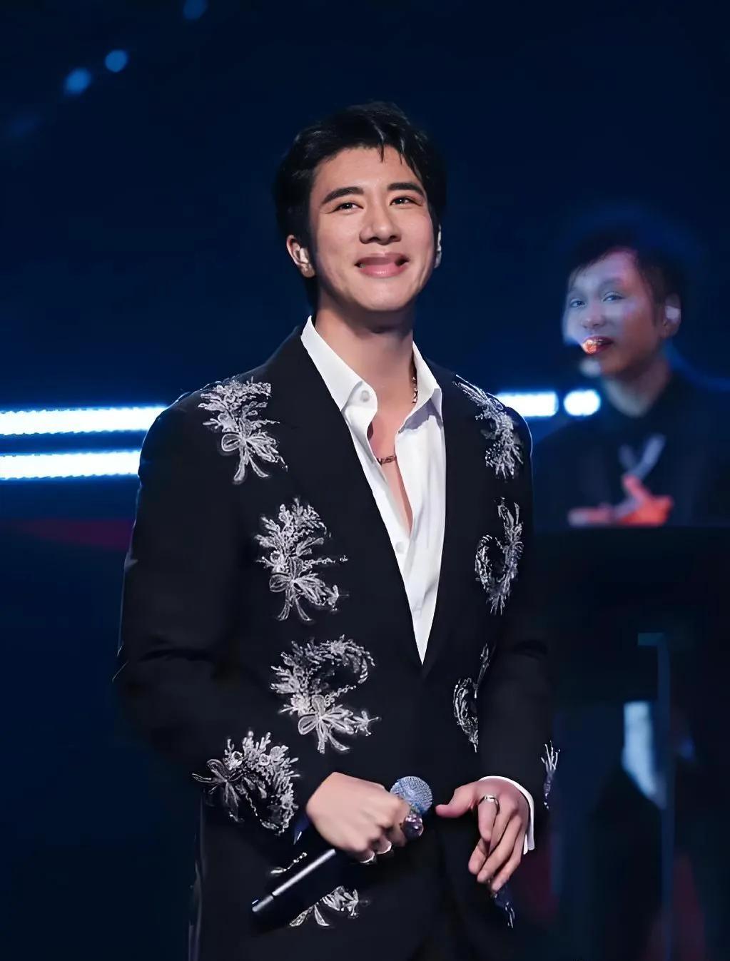 王力宏的复出翻红说明了三件事：
第一，网友越来越理性，会客观地看待王力宏和前妻李