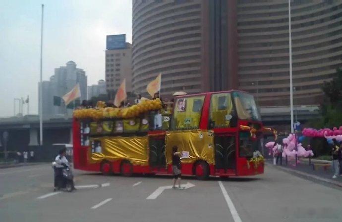 在选秀还需要短信投票的那个年代，王栎鑫当年这应援车很前卫炸裂了！！  