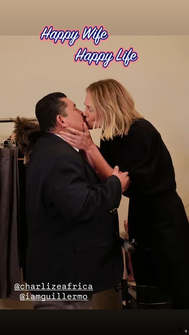 Charlize Theron查理兹塞隆之前做客jimmy Kimmel节目，在