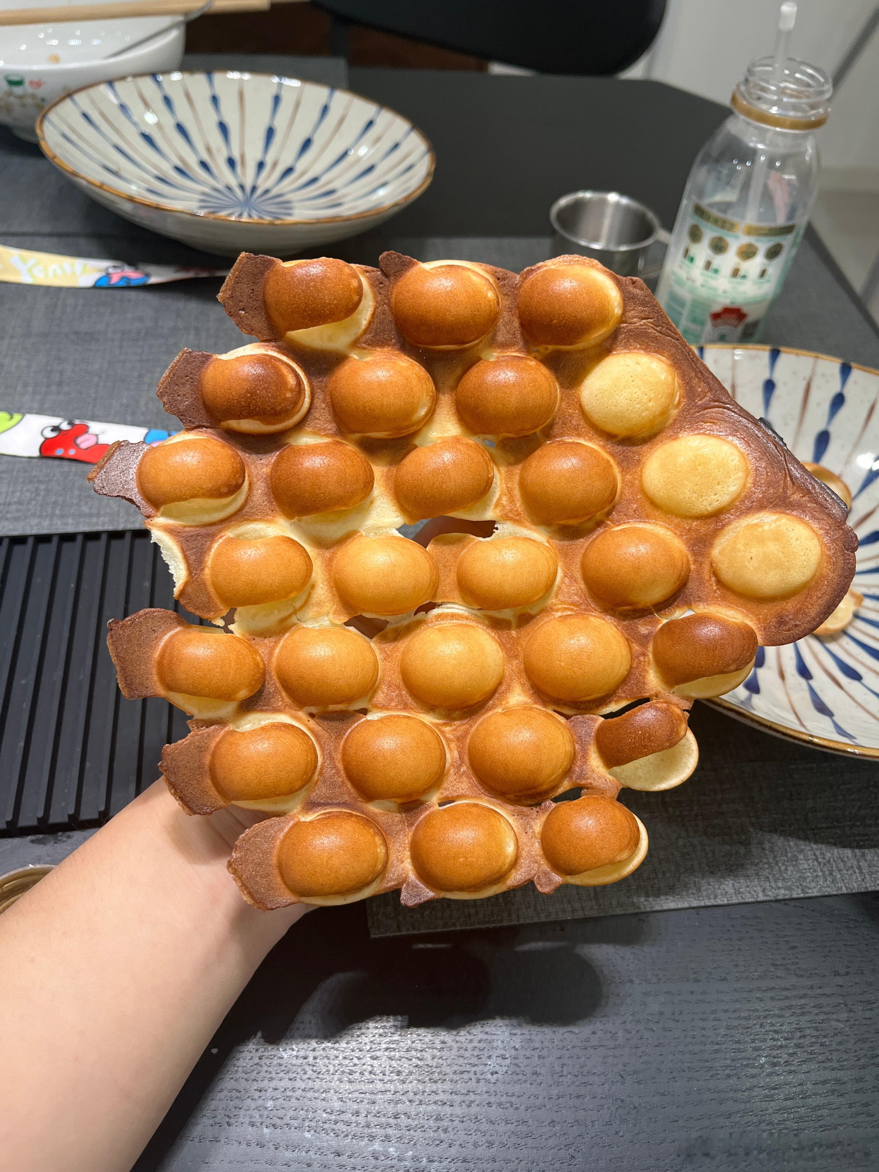 老许苦练鸡蛋仔，我说你好好练一下，争取下次朋友上门来吃饭的时候秀一把 ​​​