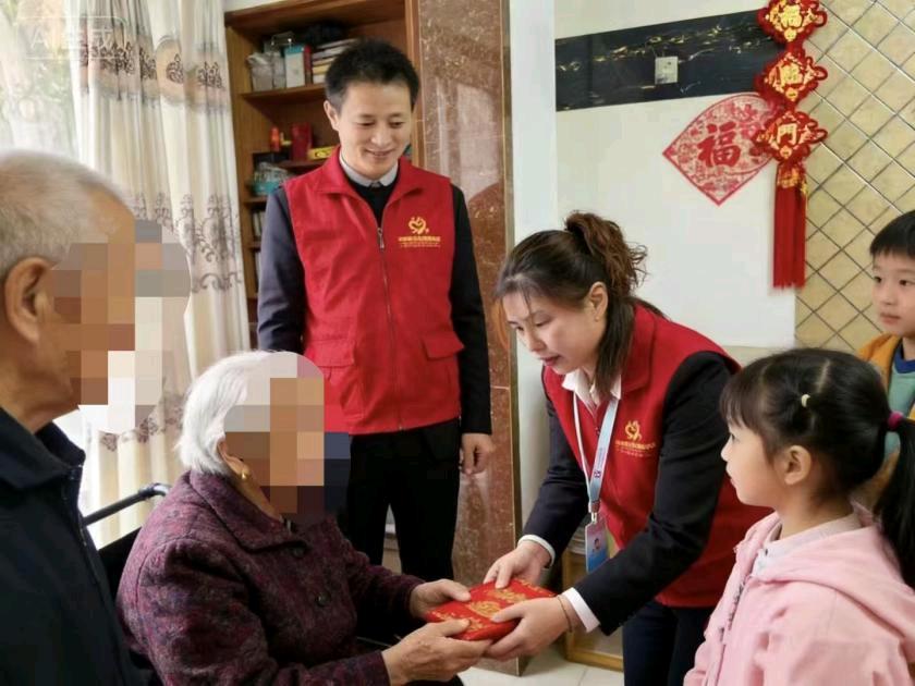 一位成都快递员与他的18年公益路