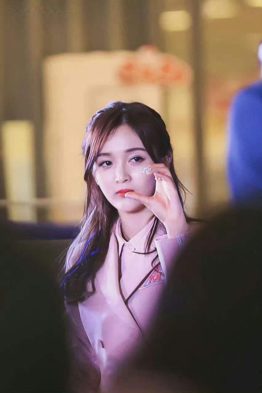 吴宣仪爱上另一个我 💙吴宣仪辛凌 【180609  |  中华牙膏见面会 饭拍