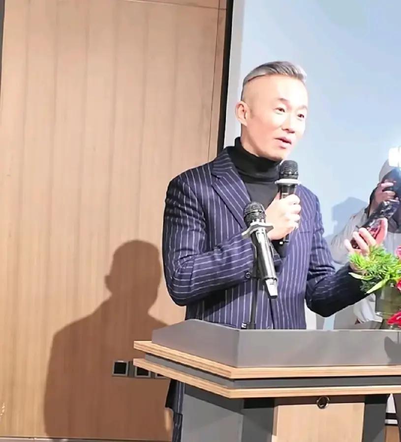 程雷推开那扇门，手里拿的不是话筒，是请柬。
 
上海书画展的台上，蓝条纹西装。他