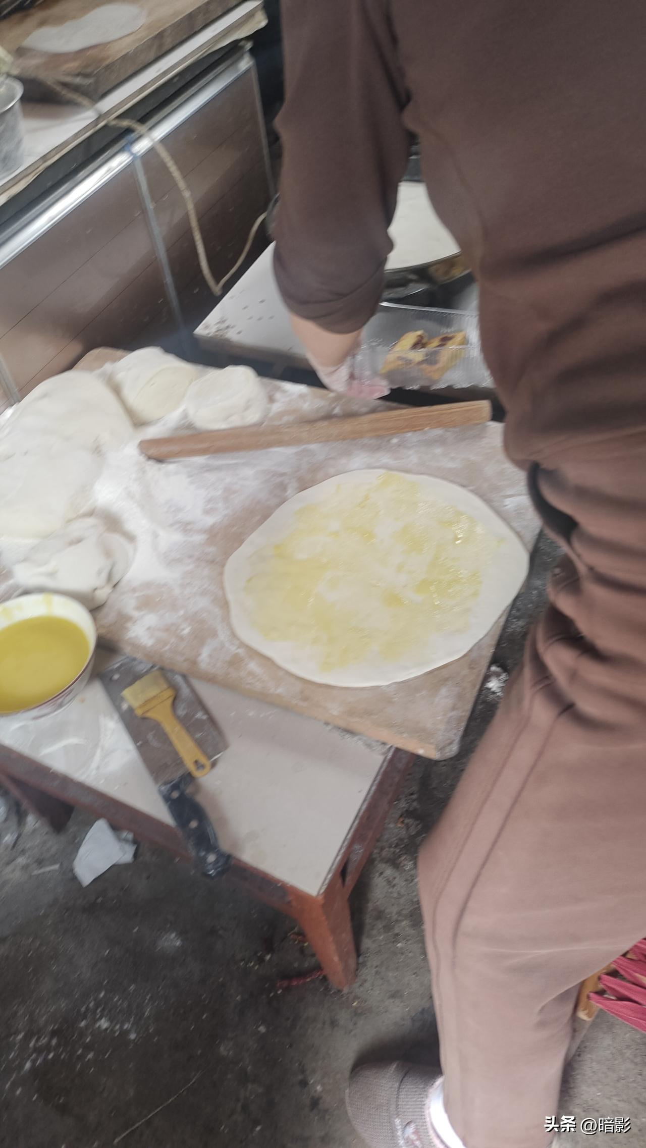 今天上午十一点左右，我看了一阵电脑，累了的吋侯走出屋外，发现院子里特别暖和，阳光