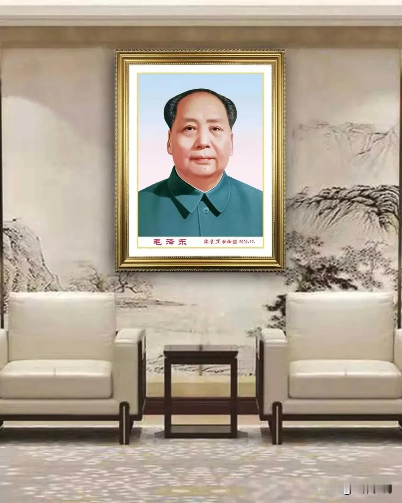 最近上街经常看到有这么一些人，他们手里拿着一幅幅毛主席的画像，站在街上赠送给路人