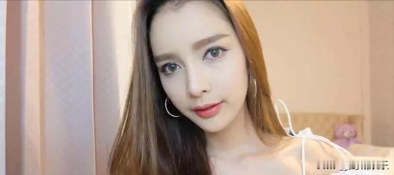 一个北京男人为爱远赴泰国，用一生守护跨性别妻子的故事。

鲍玺，北京人，原本事业