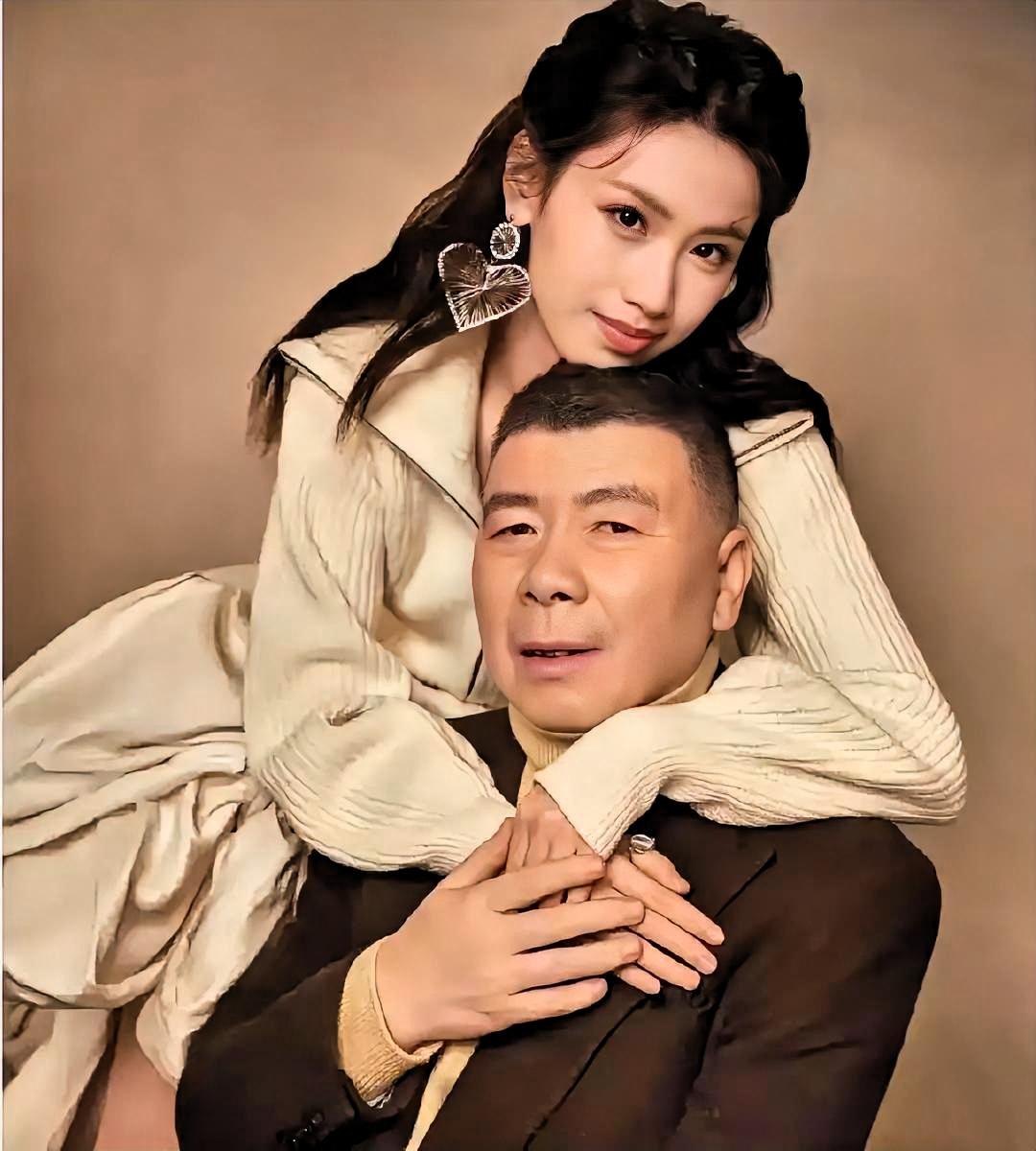 朵朵跟冯小刚拍照那个肢体动作，让我想起老家邻居看继女的眼神。

照片里朵朵下巴微