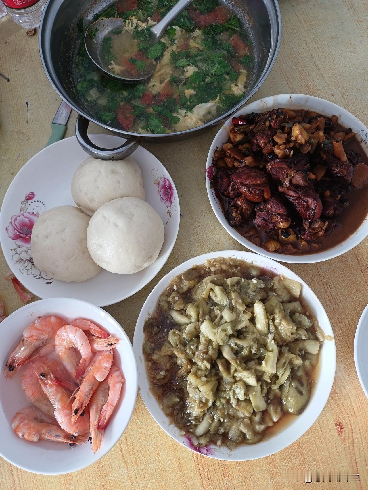 中午做了栗子炖鸡肉，第一次做，栗子剥的还是不好，有点碎了，不过味道还是不错的。