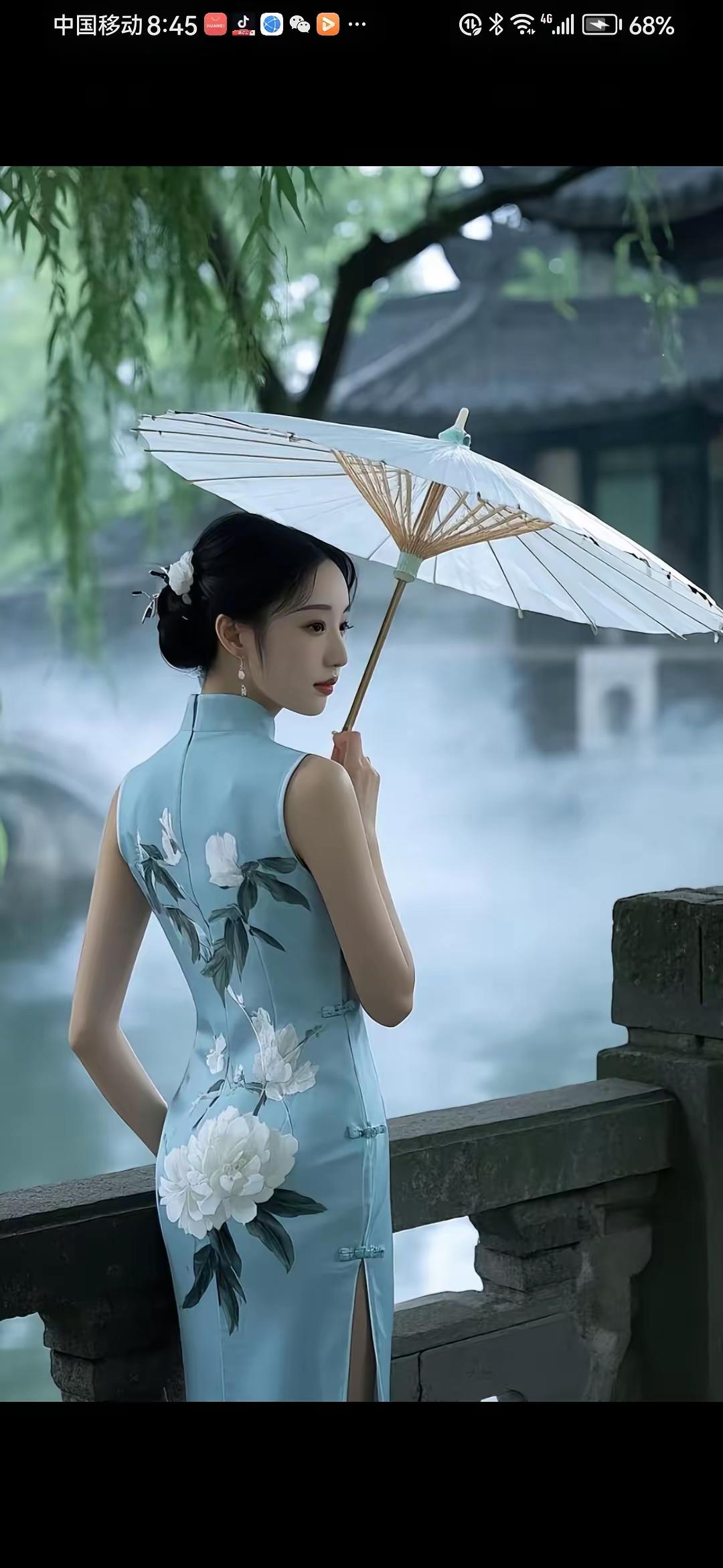 塞鸿秋·江南俏佳人
淡靛裁成烟水韵，
白薇簪袖芳春近。
软风拂伞苔痕印，
桥分柳