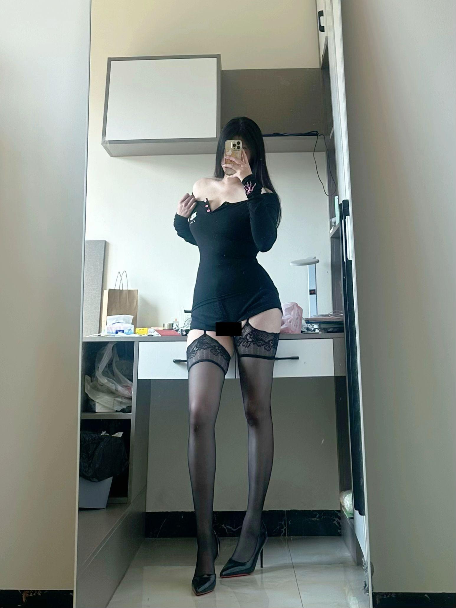 随性穿搭 谁还不是小腰精 抖出你的小蛮腰 那些被t恤封印的身材 黑丝