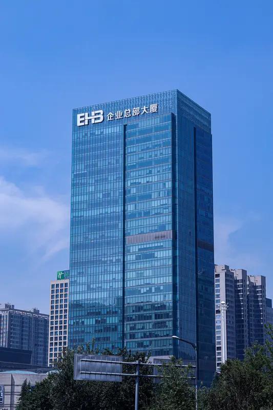 我觉得命运就像一场充满未知的冒险。曾经我一心想进一家大公司，投了无数简历，面试了