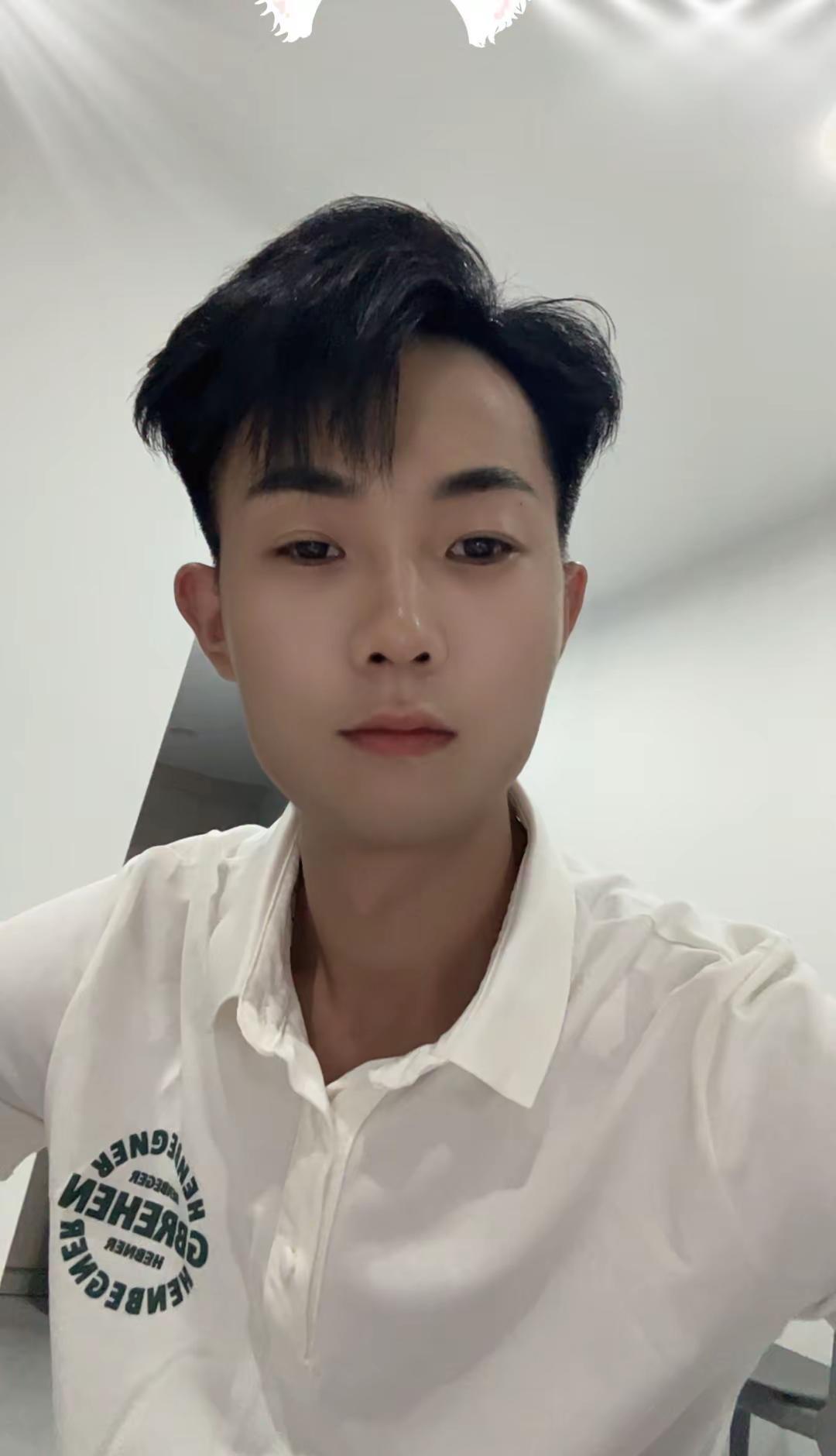 我天天打扰你 每天给你发信息 不是因为我很闲 是因为我天天在想你 其实你不知道 