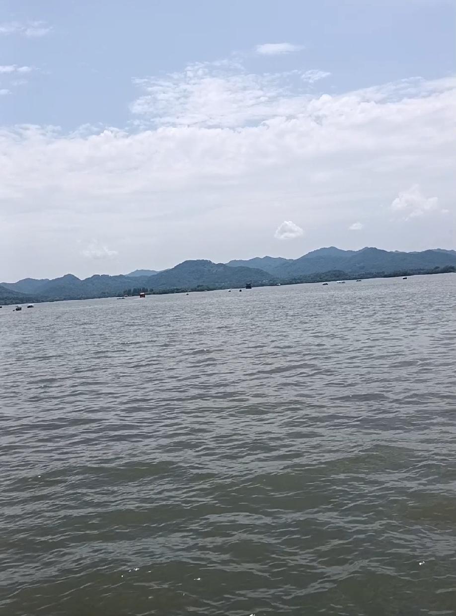 我认为没啥感觉。我觉得现在的高考并没有越来越难，反而觉得上大学越来越容易了，随着