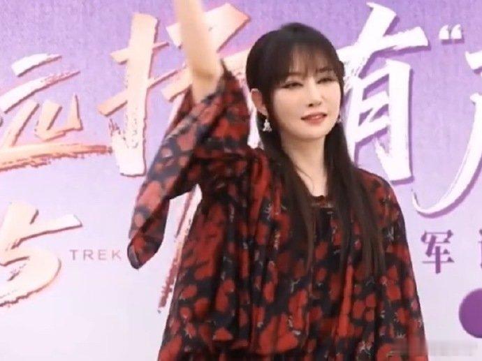 萨顶顶 团播舞鼻祖来了声鸣远扬直播谁能拒绝原唱萨顶顶跳《万物生》团播舞！空降声鸣