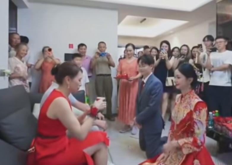 婚礼上，儿媳敬改口茶，婆婆接过杯子一饮而尽，没端长辈架子，反而搂住新娘说：“以后