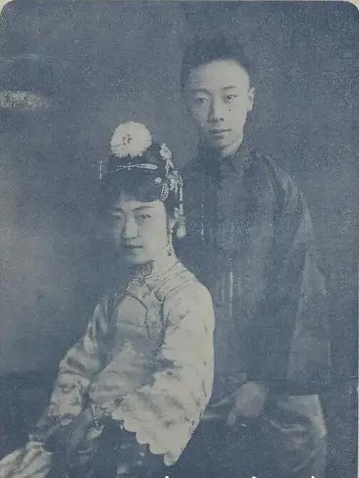 1926年，溥杰邀请张学良到家里做客，妻子唐怡莹端着茶进来，笑着让溥杰去书房取份