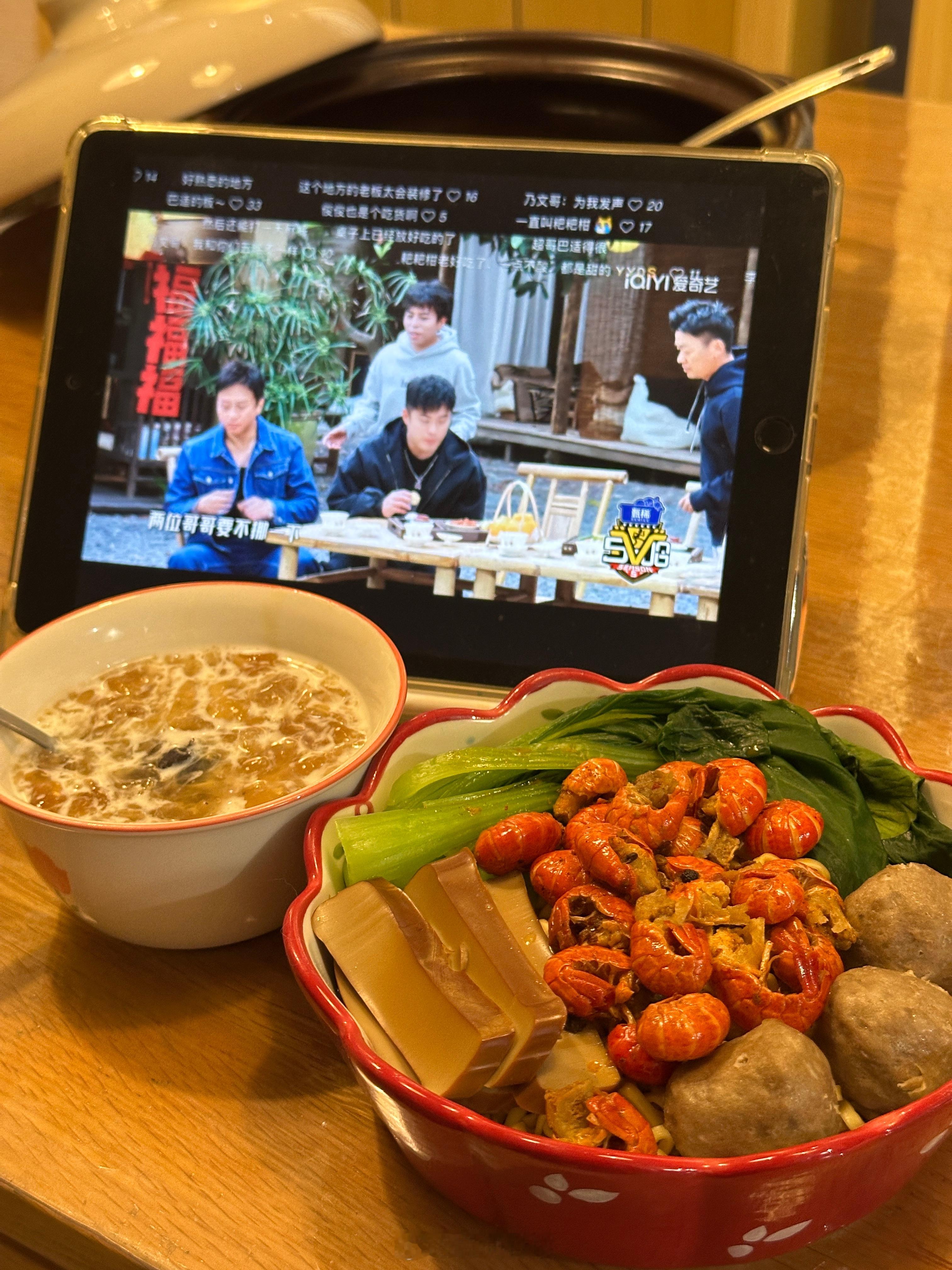 晚上在看综艺五哈[有票了]看到范大哥用的三折叠话说大家在生活中有看到三折叠吗 ​