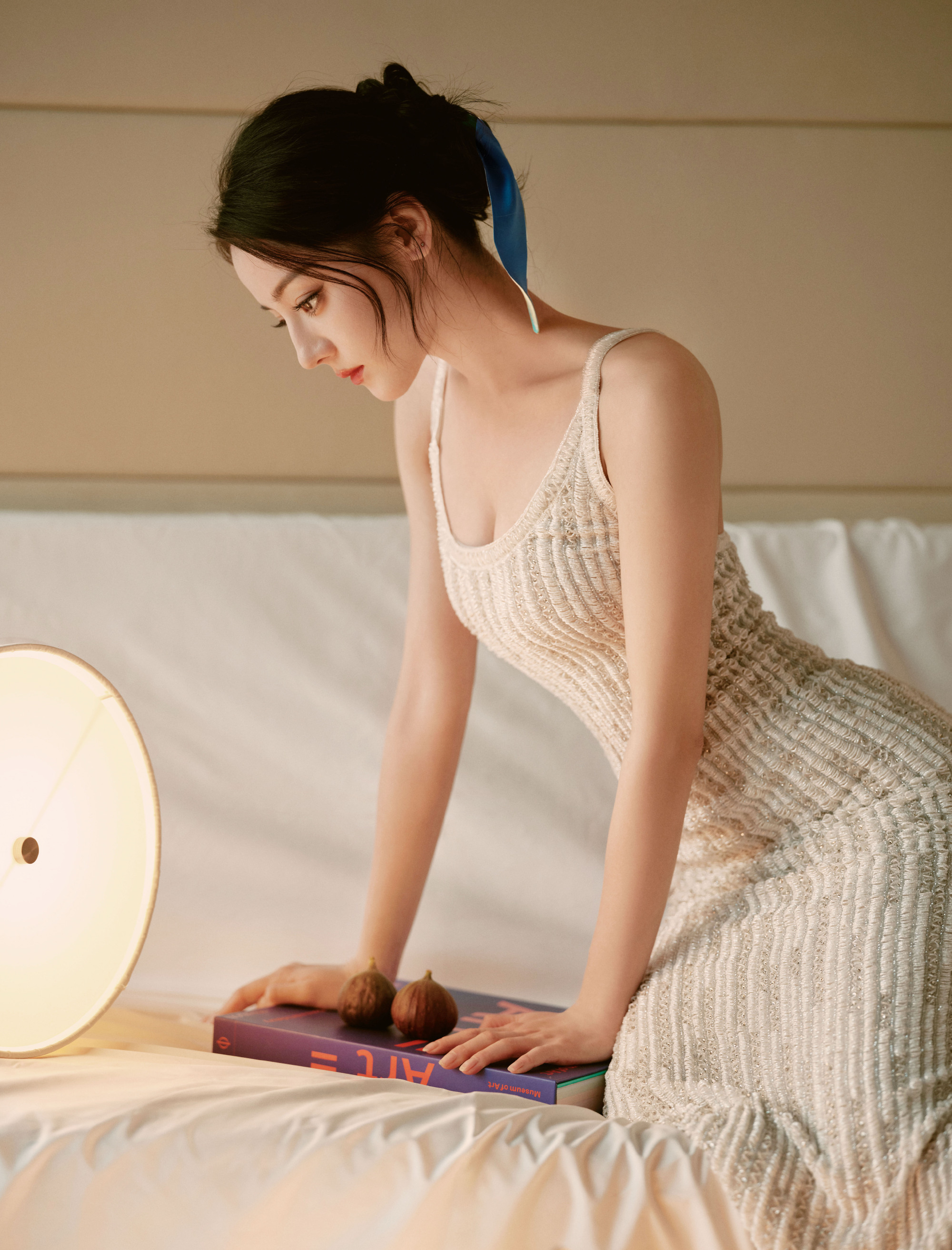 迪丽热巴，轻盈白裙，温柔甜美。迪丽热巴